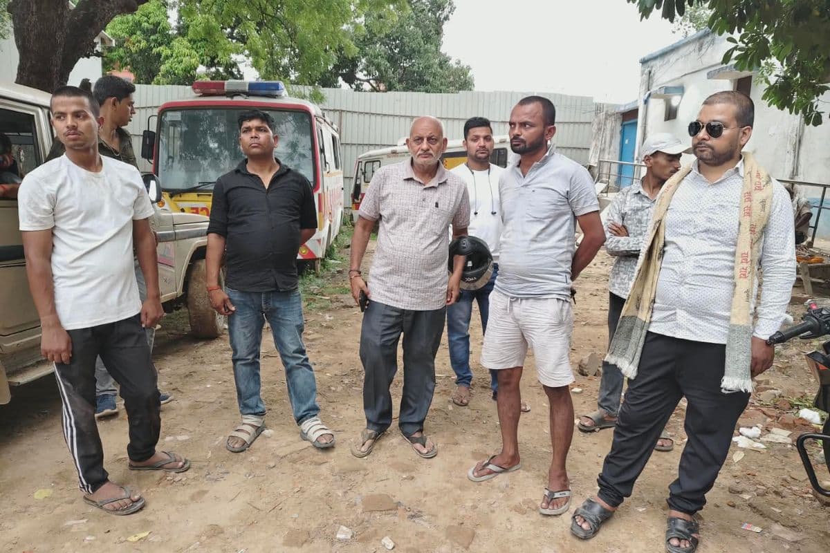 पेड़ से टकराई बाइक, एक बाइक सवार की मौत, दूसरा घायल