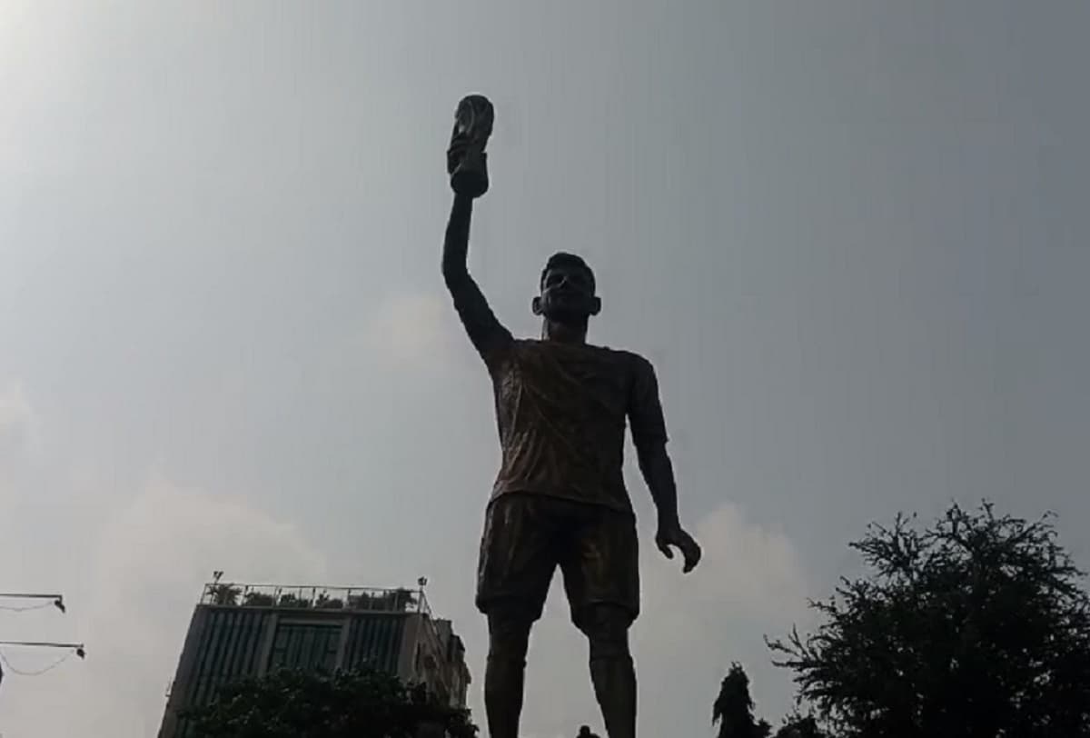 कोलकाता : लेकटाउन में नहीं तोड़ी जायेगी मेसी की प्रतिमा, सुरक्षित हटाने का हो रहा प्रयास
