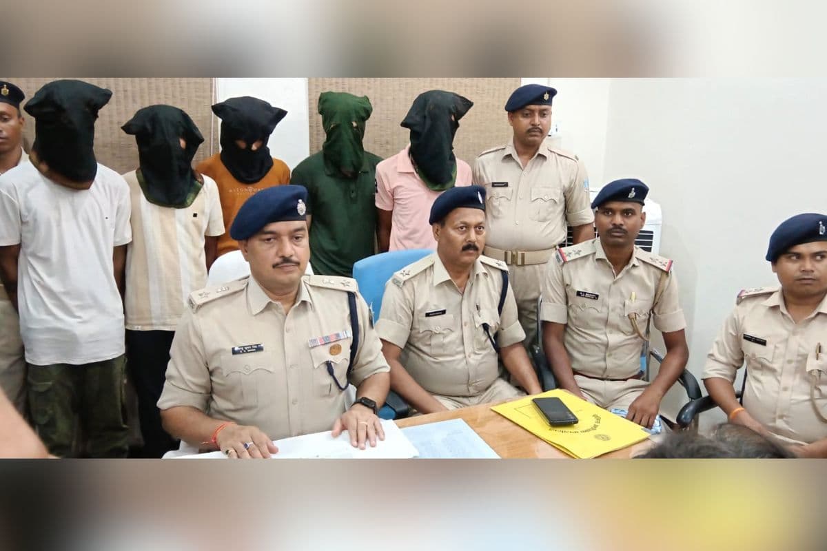 जामताड़ा पुलिस ने 5 साइबर अपराधियों को दबोचा, बैंक अधिकारी बनकर करते थे ठगी