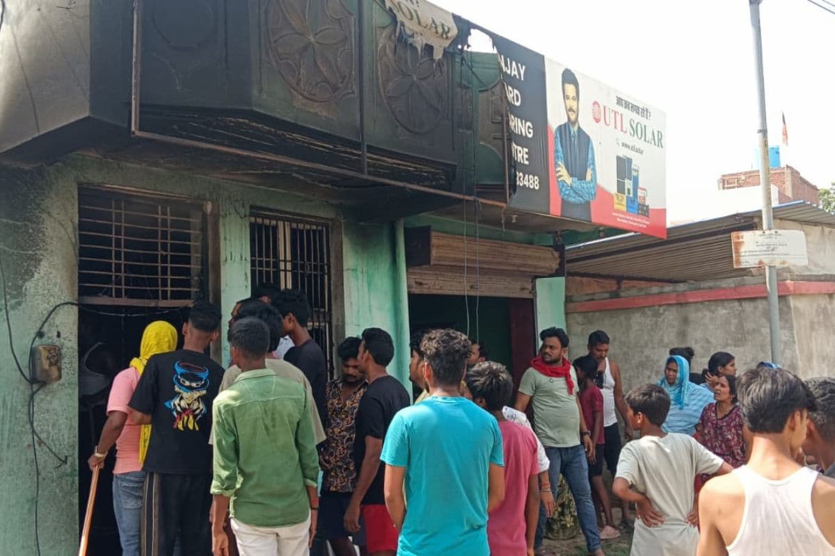 शॉर्ट सर्किट से इलेक्ट्रॉनिक्स दुकान में लगी आग, ढाई लाख की संपत्ति जलकर राख