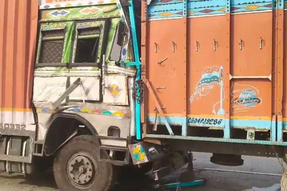 पुसौली अमीरथा में खड़े ट्रक में कंटेनर ने मारी जोरदार टक्कर, चालक की हालत गंभीर