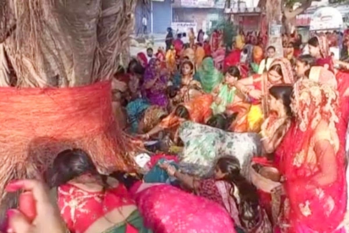 कैमूर न्यूज: सुहागिन महिलाओं ने पति की लंबी उम्र के लिए किया वट सावित्री व्रत