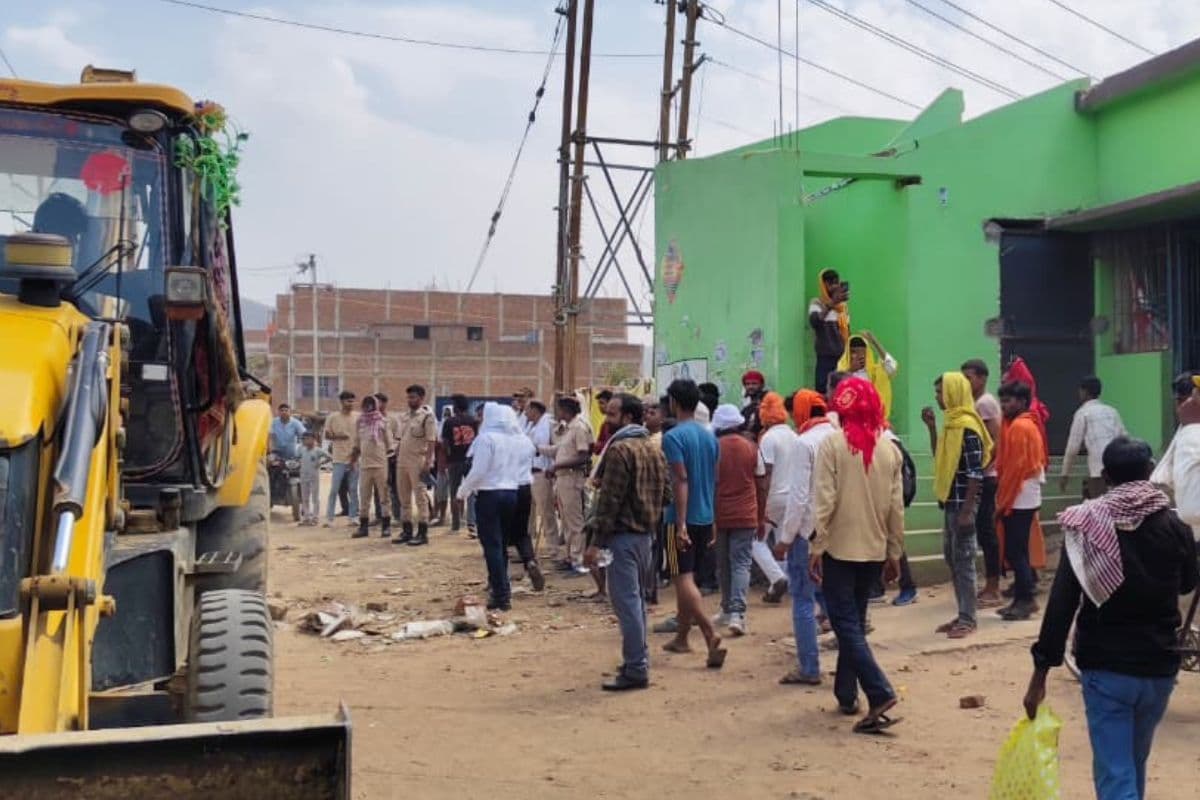 मुंडेश्वरी धाम में सीएम के संभावित दौरे को लेकर प्रशासन सख्त, बुल्डोजर चलाकार हटाया गया अतिक्रमण