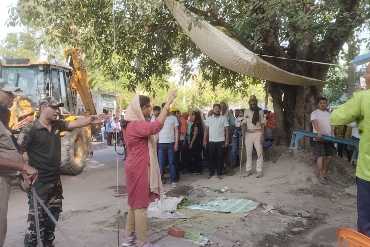 कैमूर न्यूज: बेलाव बाजार में चला बुलडोजर, 100 से ज्यादा दुकानों पर कार्रवाई से मचा हड़कंप
