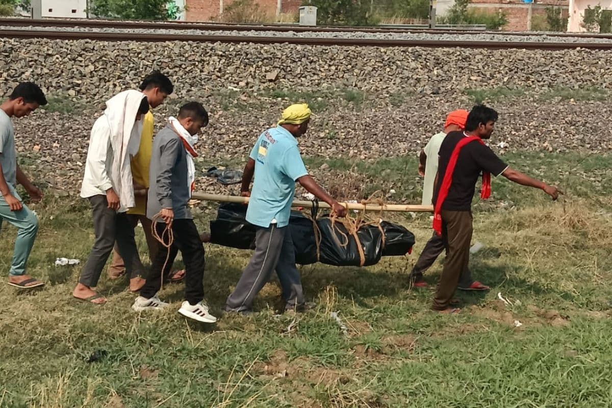 स्ट्रेचर नहीं मिलने पर बांस में बांध कर ले जाना पड़ा शव, युवक की मौत के बाद व्यवस्था पर उठे सवाल