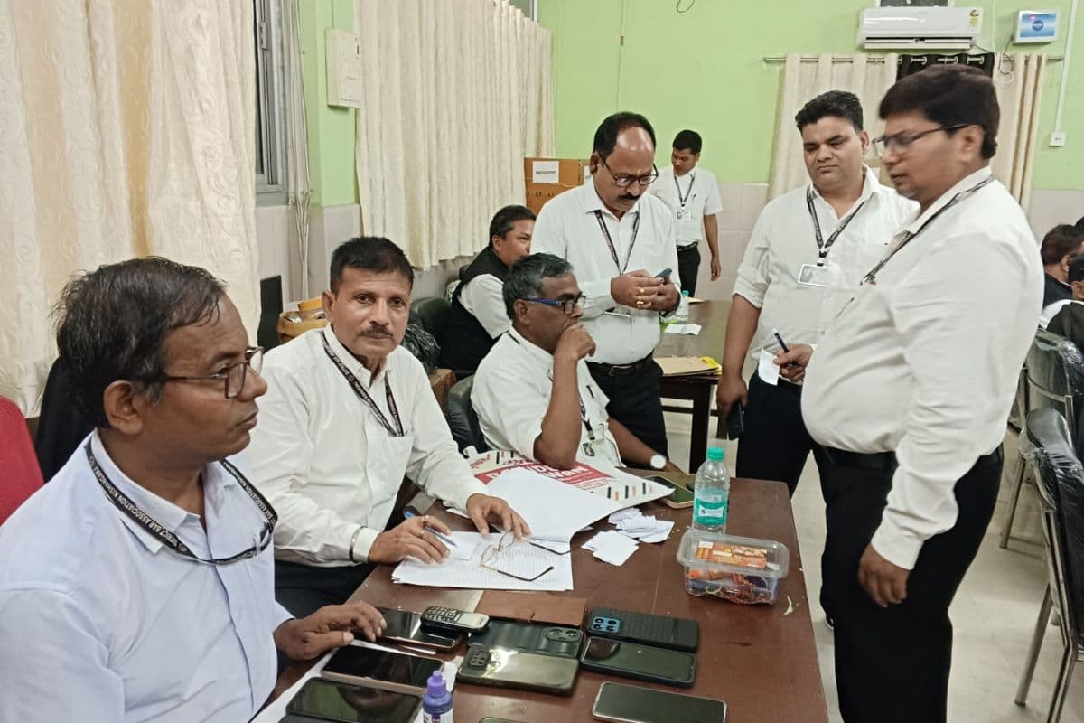 किशनगंज अधिवक्ता संघ चुनाव में वोटिंग का उत्साह चरम पर