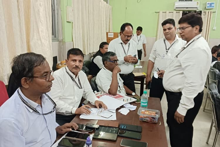 किशनगंज अधिवक्ता संघ चुनाव में वोटिंग का उत्साह चरम पर