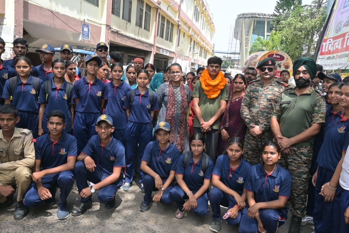 18 हजार फीट की ऊंचाई पर तिरंगा फहराकर लौटा कोडरमा का लाल, स्टेशन पर हुआ जोरदार स्वागत