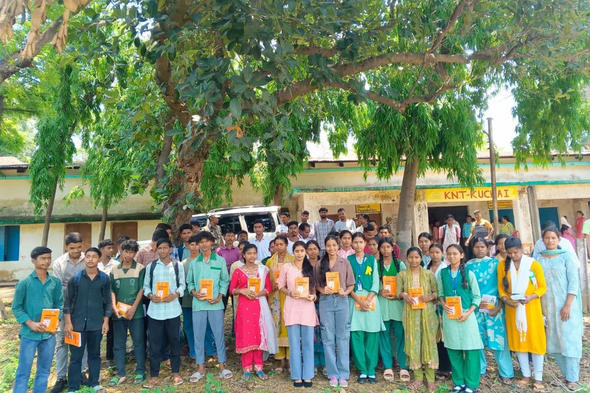 सरायकेला-खरसावां: कुचाई में करियर काउंसलिंग सह सम्मान कार्यक्रम आयोजित, मैट्रिक और इंटर के टॉपर हुए सम्मानित