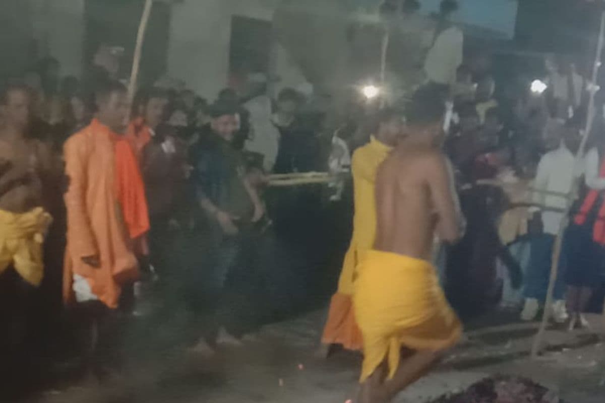 लोहरदगा में फुलकुंदी का आयोजन, नंगे पांव आग में चलकर भक्तों ने दिया आस्था का परिचय