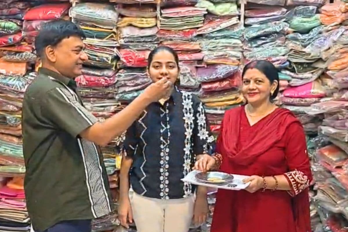 कपड़े की दुकान चलाने वाले की बेटी बनी बिहार टॉपर, 99.8% अंक लाने वाली गयाजी की माही ने बताया सफलता का राज