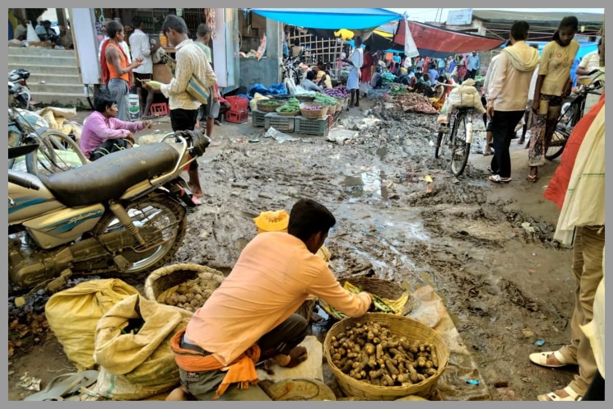 Sitamarhi: मेजरगंज बाजार में गंदगी का अंबार, स्वच्छता अभियान पर उठे सवाल
