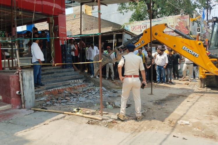 Muzaffarpur: मोतीपुर बाजार में प्रशासन की बड़ी कार्रवाई, सड़क किनारे हटाया अतिक्रमण