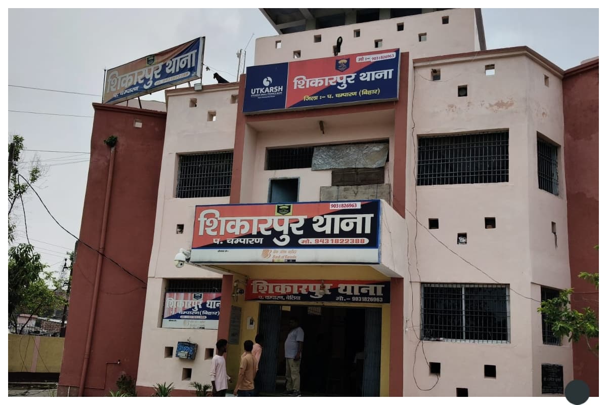 बेतिया: मजदूर की पत्नी से दुष्कर्म का आरोप, रातभर छापेमारी के बाद आरोपी गिरफ्तार