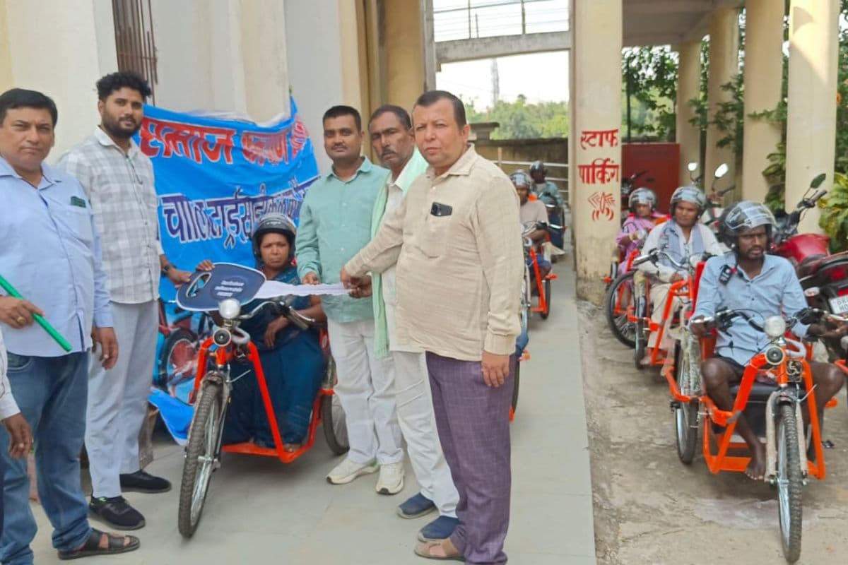 23 दिव्यांगों को दी गई अत्याधुनिक बैटरी चालित ट्राई साइकिल, BDO ने हरी झंडी दिखाकर लाभार्थियों को किया रवाना