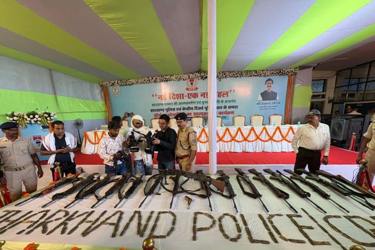Ranchi News: 25 नक्सली आज डीजीपी के सामने डालेंगे हथियार 