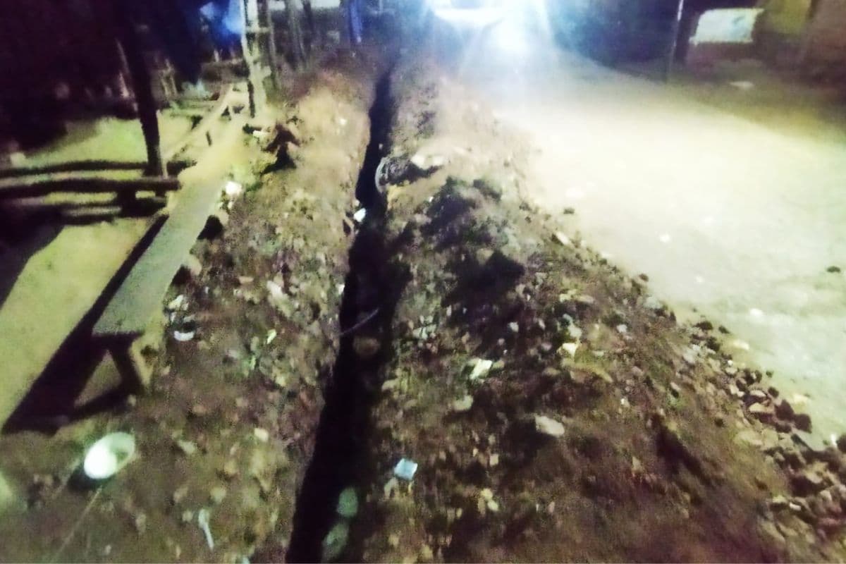 नोवामुंडी रेलवे फाटक के पास खुला गड्ढा बना खतरा