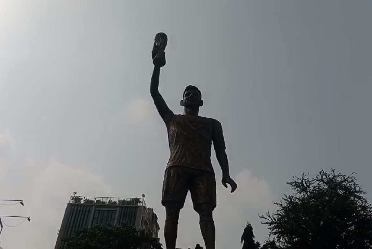 कोलकाता: हिलने लगी दुनिया में लियोनेल मेसी की सबसे बड़ी मूर्ति, इंजीनियर ले रहे जायजा