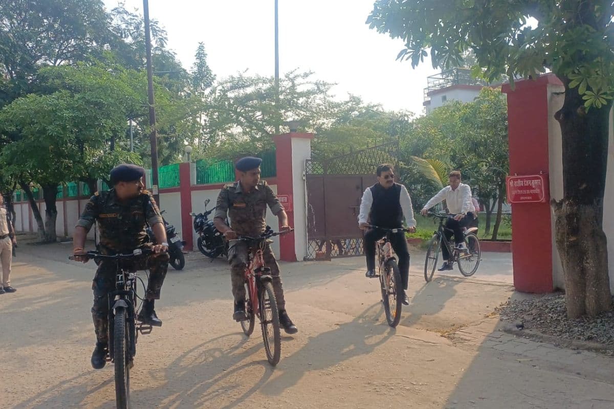 औरंगाबाद में साइकिल से कोर्ट पहुंचे प्रधान जिला जज, पेट्रोल-डीजल संरक्षण का दिया संदेश