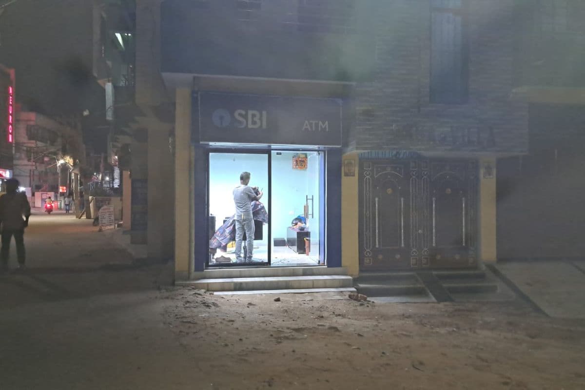 बाहर SBI का बोर्ड, अंदर चल रही थी बाल-दाढ़ी कटाई, पटना का यह मामला सोशल मीडिया पर वायरल