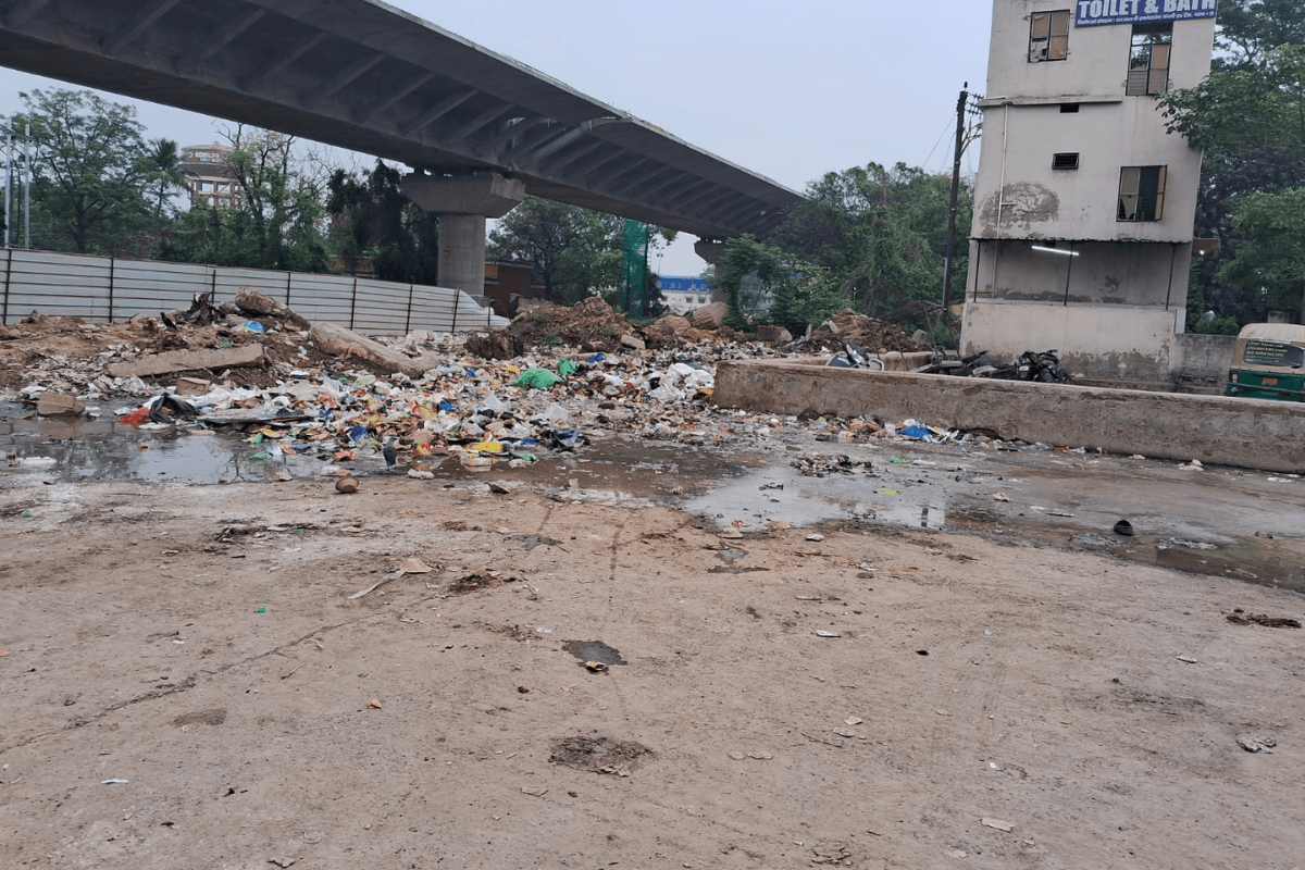 दानापुर स्टेशन के मुख्य द्वार के सामने कूड़े का अंबार, यात्री और स्थानीय लोग परेशान