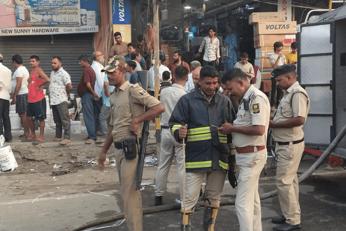 फुलवारी शरीफ में भीषण आग: पेंट दुकान और गोदाम जलकर राख, लाखों का नुकसान