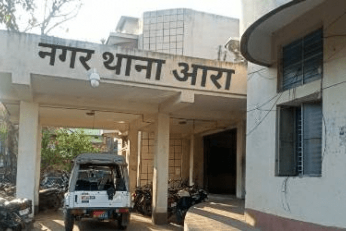 आरा में छिनतई के गिरोह का पर्दाफाश: सोने की चेन खरीदने वाला आभूषण दुकानदार गिरफ्तार