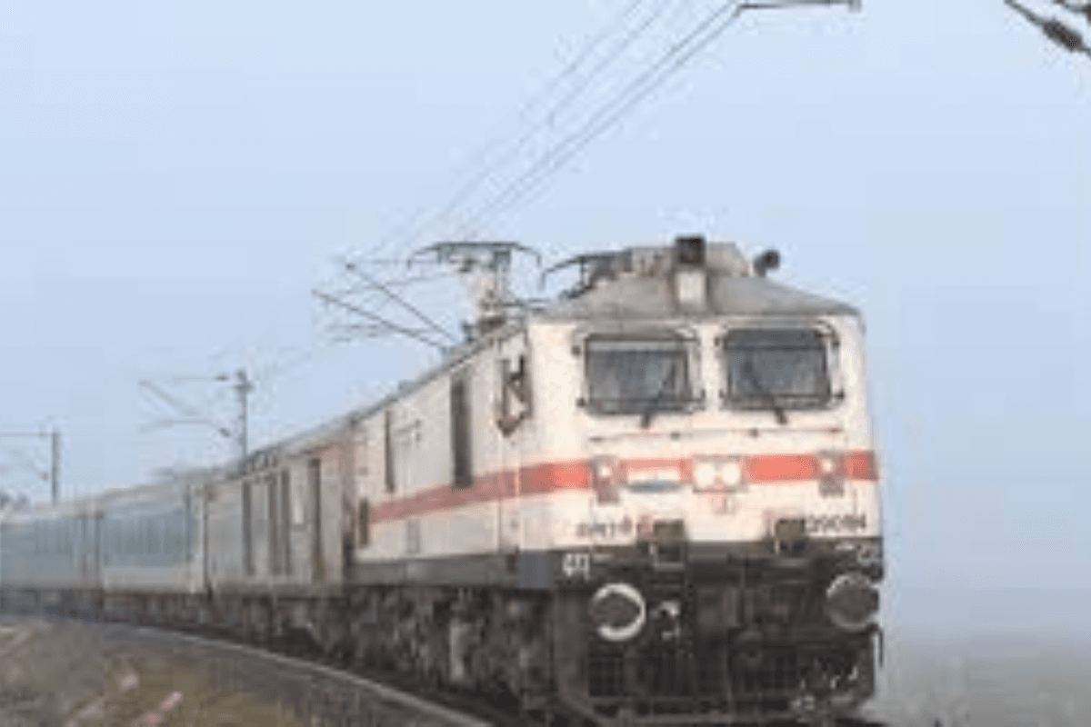 पुणे स्पेशल ट्रेन की जनरल बोगी में युवक का शव मिलने से सनसनी, बेल्ट के सहारे लटका मिला शव