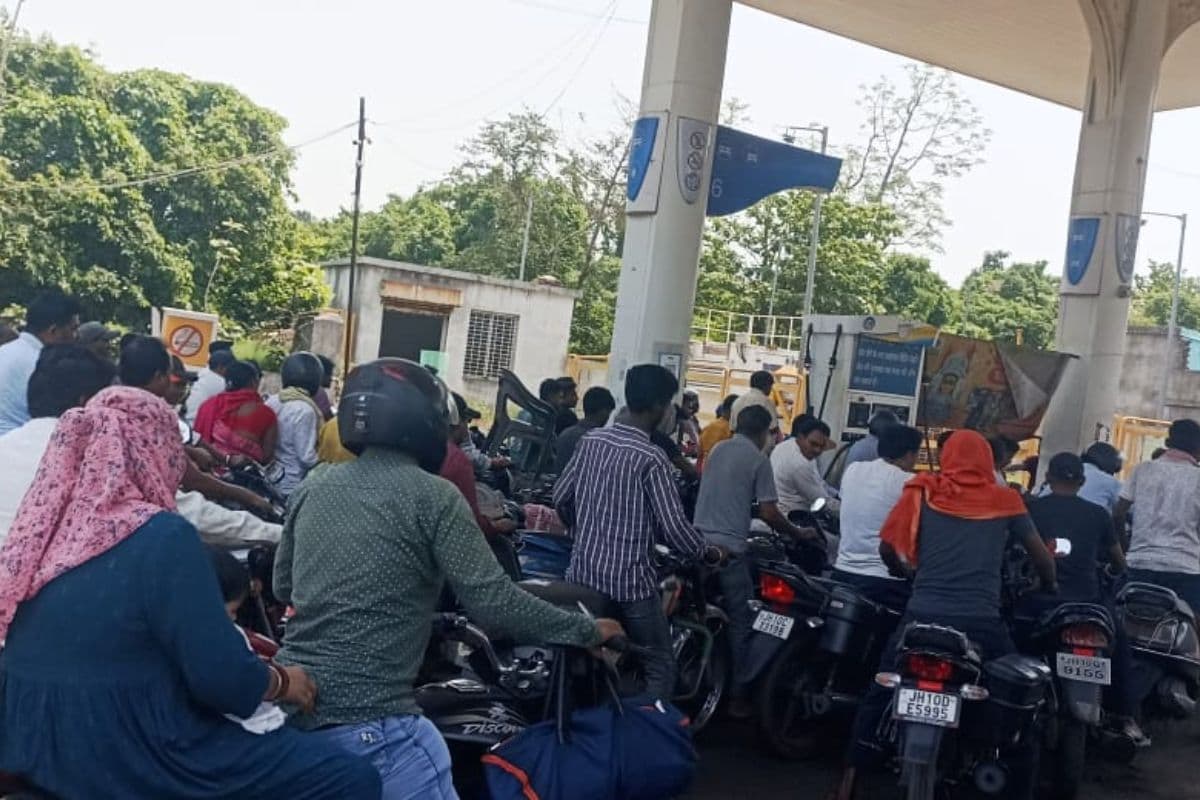 धनबाद में पेट्रोल पंपों पर उमड़ी भीड़, तेल की किल्लत की अफवाह से बिगड़े हालात