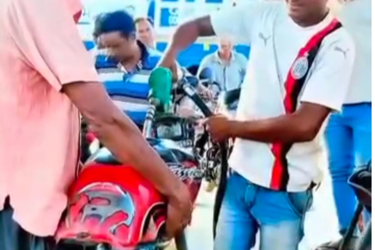 Bagaha News: डिब्बे में नहीं मिला पेट्रोल,तो बाइक की टंकी लेकर पंप पहुंचे युवक