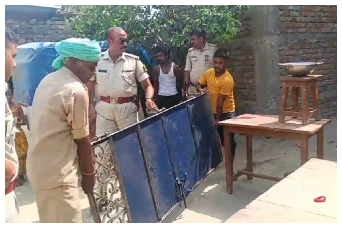 Samastipur News:कोर्ट के आदेश पर बड़ी कार्रवाई: फरार आरोपित के घर कुर्की