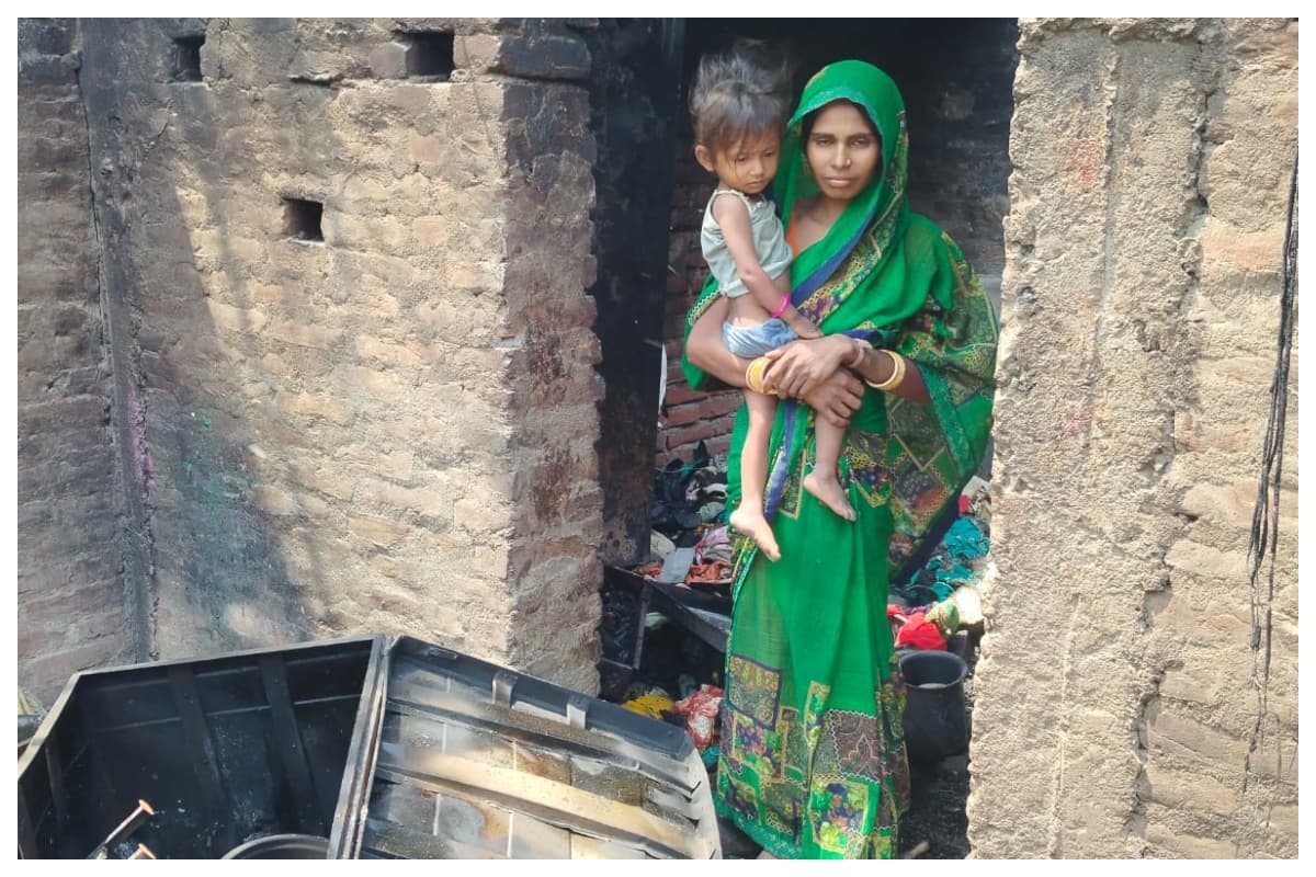 Sitamarhi News: सीतामढ़ी के चोरौत में शॉर्ट सर्किट से भीषण अग्निकांड, आधा दर्जन से अधिक परिवार हुए बेघर