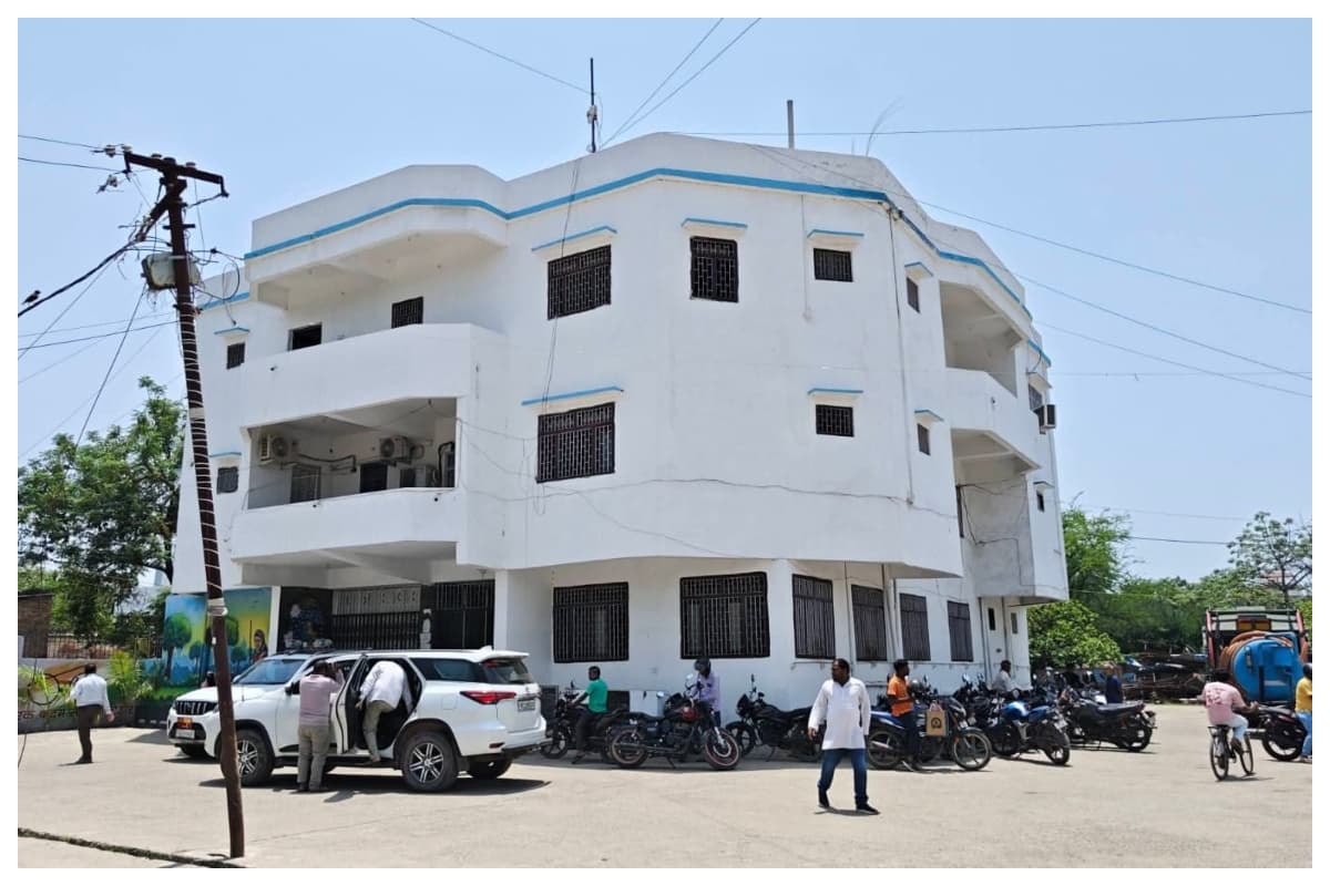 Bettiah News: बेतिया में जलजमाव पर नगर निगम का बड़ा एक्शन, नालों की सफाई के लिए मैदान में उतरी अधिकारियों की फौज