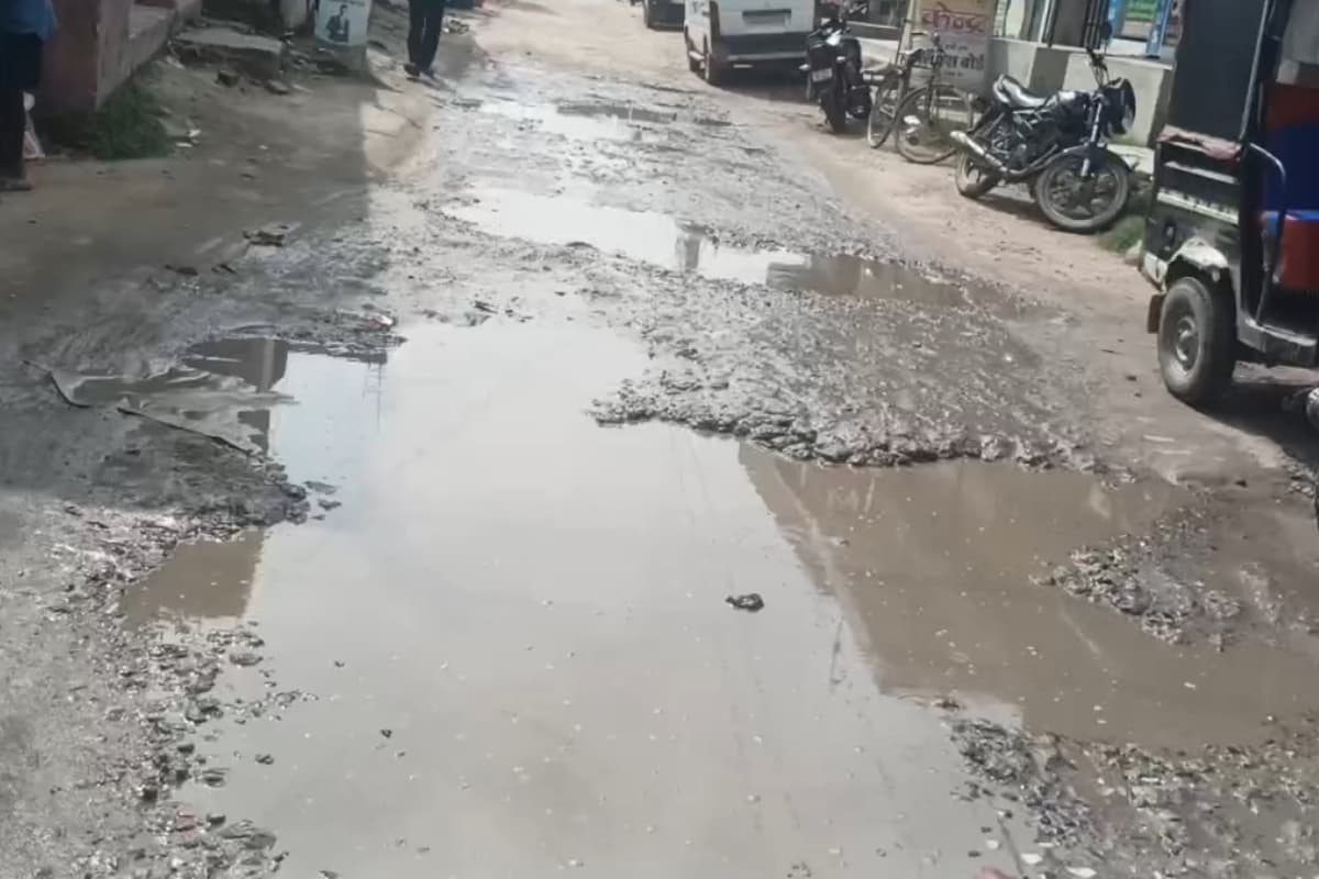 सीतामढ़ी: पुपरी की लाइफलाइन सड़क जर्जर, राहगीरों का चलना हुआ मुश्किल