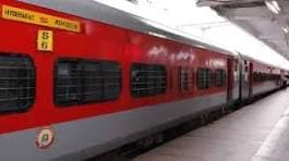 पैसेंजर ट्रेन की बोगी में मिला अज्ञात व्यक्ति का शव, यात्रियों में मची अफरा-तफरी