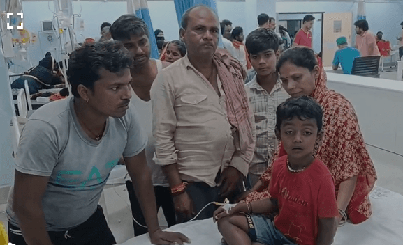 गोपालगंज में घर के बाहर खेल रहे मासूम की   सांप काटने से हालत गंभीर