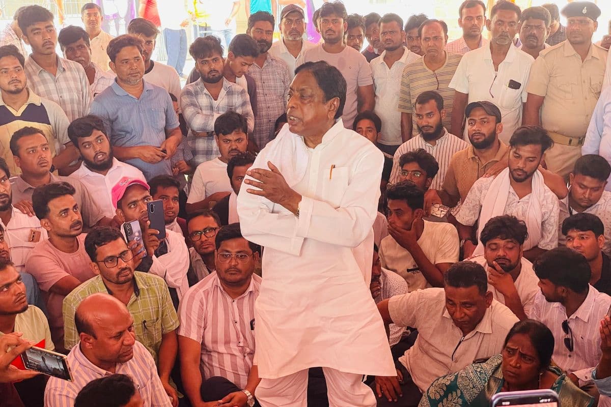साहिबगंज: पूर्व मंत्री आलमगीर आलम के आश्वासन के बाद शेरशाहबादी का धरना समाप्त