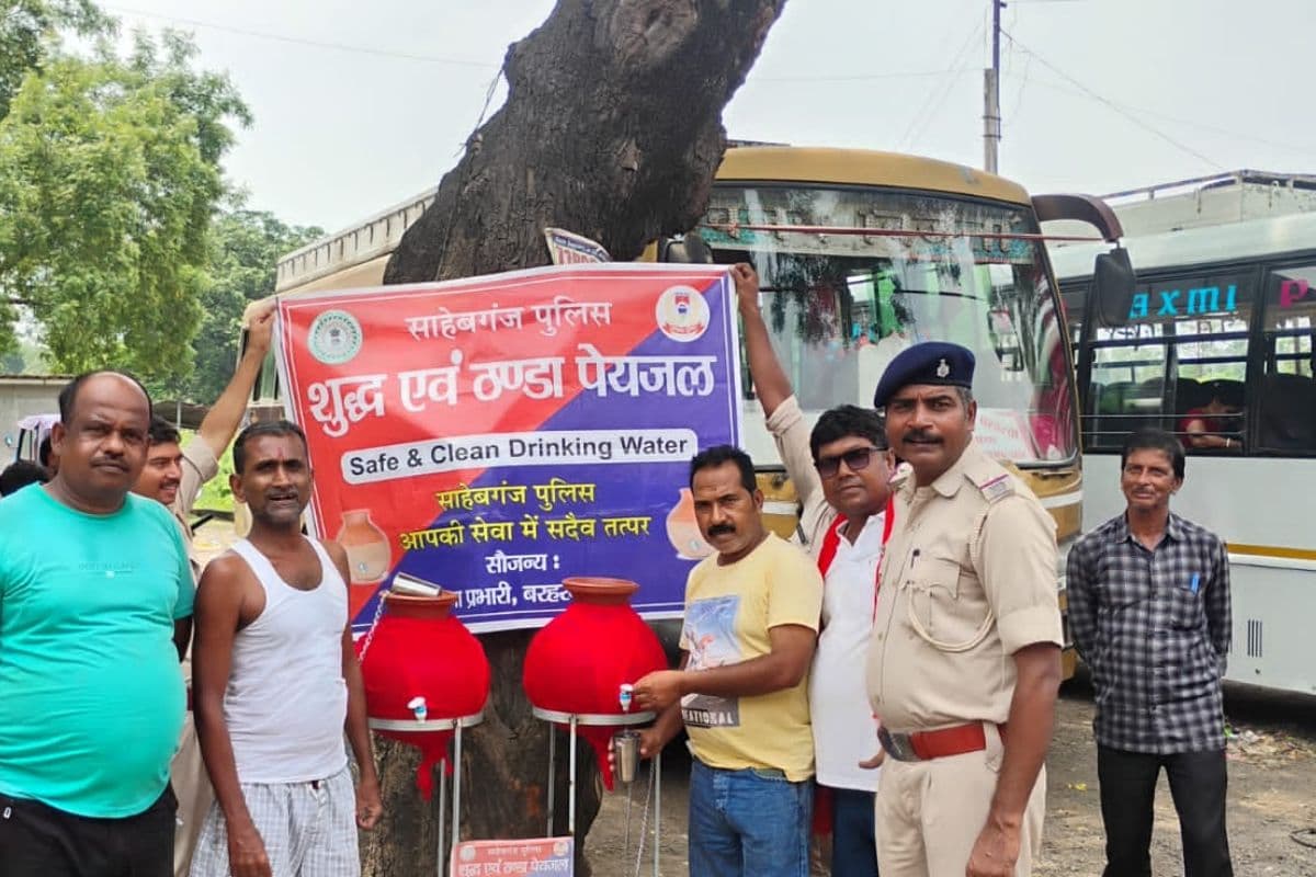साहिबगंज: मुख्यमंत्री हेमंत सोरेन के आदेश का असर, पुलिस ने सार्वजनिक जगहों पर लगाया प्याऊ केंद्र