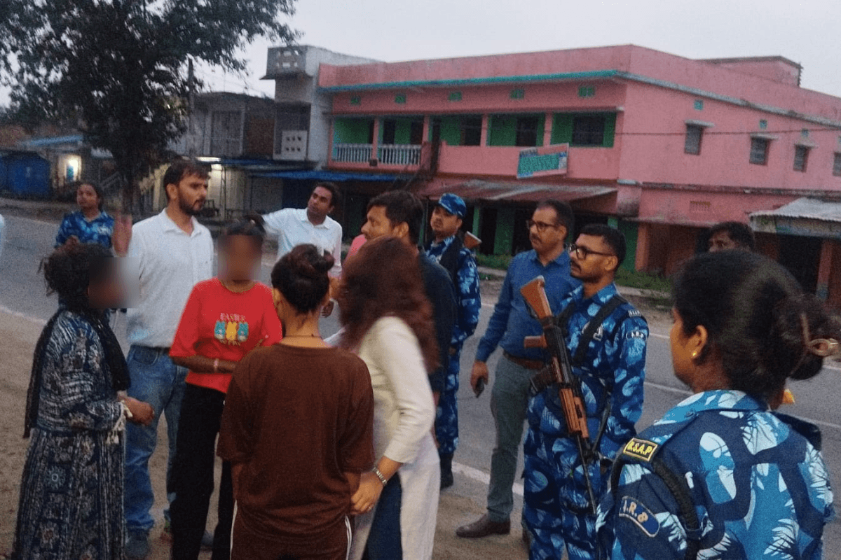 सारण में आर्केस्ट्रा ठिकानों पर पुलिस की दबिश, युवतियों को छुड़ाया, संचालकों को दबोचा