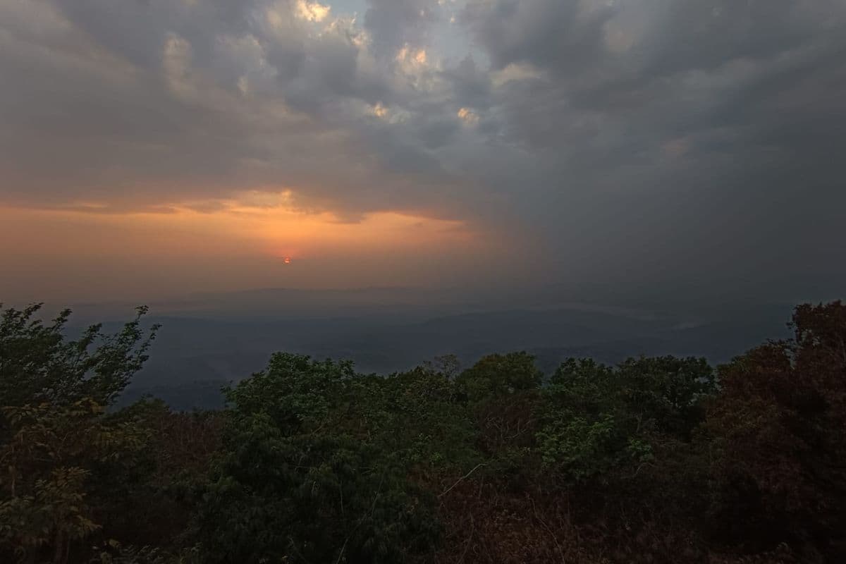 सारंडा: घने जंगल, प्रेशर IED बम का जाल, 21 किमी दायरे में 53 नक्सली, मुठभेड़ के बीच सारंडा में प्रभात खबर की टीम ने गुजारे चार दिन 