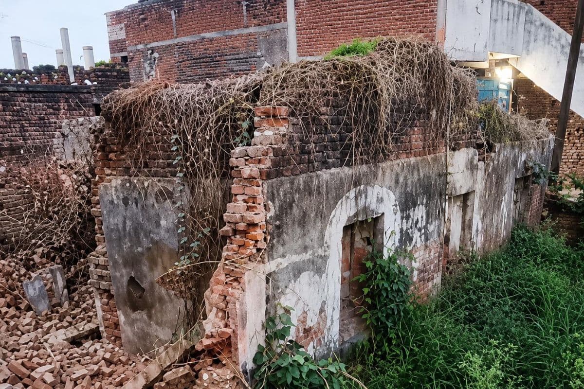 Sasaram News: स्कूल के पुराने हिस्से को  हटाए जाने पर हुआ विवाद, लोगों ने की जांच की मांग
