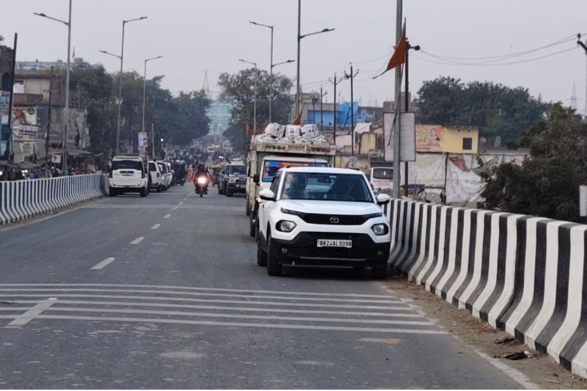 ओवरब्रिज बना पार्किंग और बाजार, सासाराम-चौसा मार्ग पर भीषण जाम से लोग परेशान