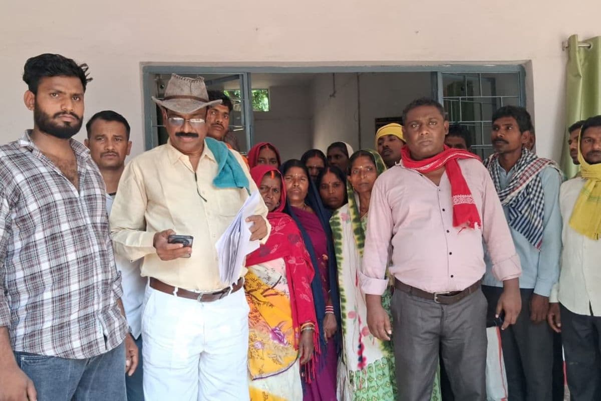बंदोबस्ती जमीन पर तालाब खुदाई का विरोध, ग्रामीणों ने लघु सिंचाई कार्यालय घेरा