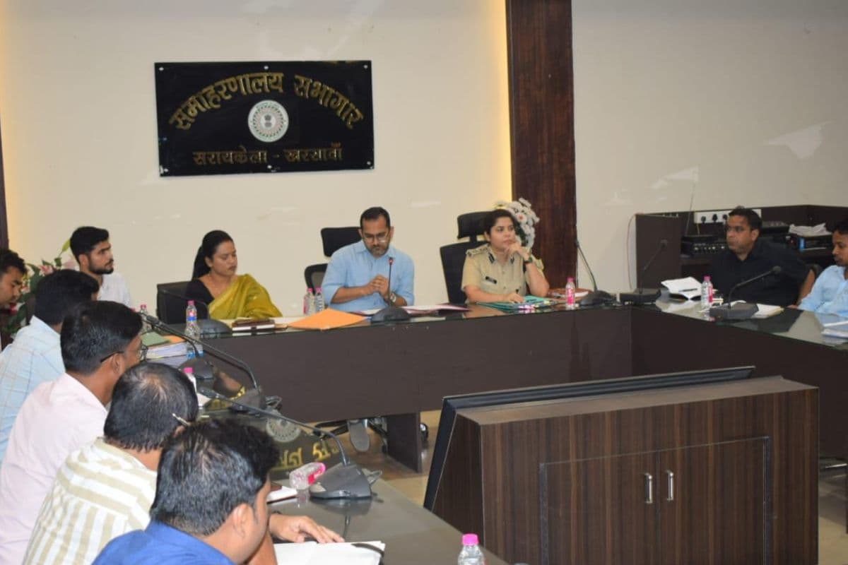 सरायकेला-खरसावां: डीसी-एसपी की संयुक्त अध्यक्षता में जिला स्तरीय सड़क सुरक्षा समिति  की बैठक आयोजित