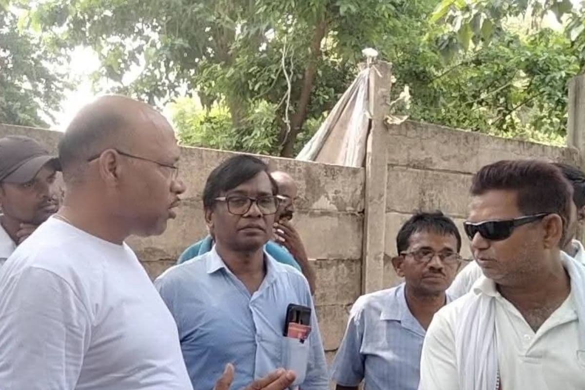 सरायकेला गैस गोदाम में घंटों लाइन में खड़े रहे लोग, मौके पर पहुंचे नगर पंचायत अध्यक्ष 