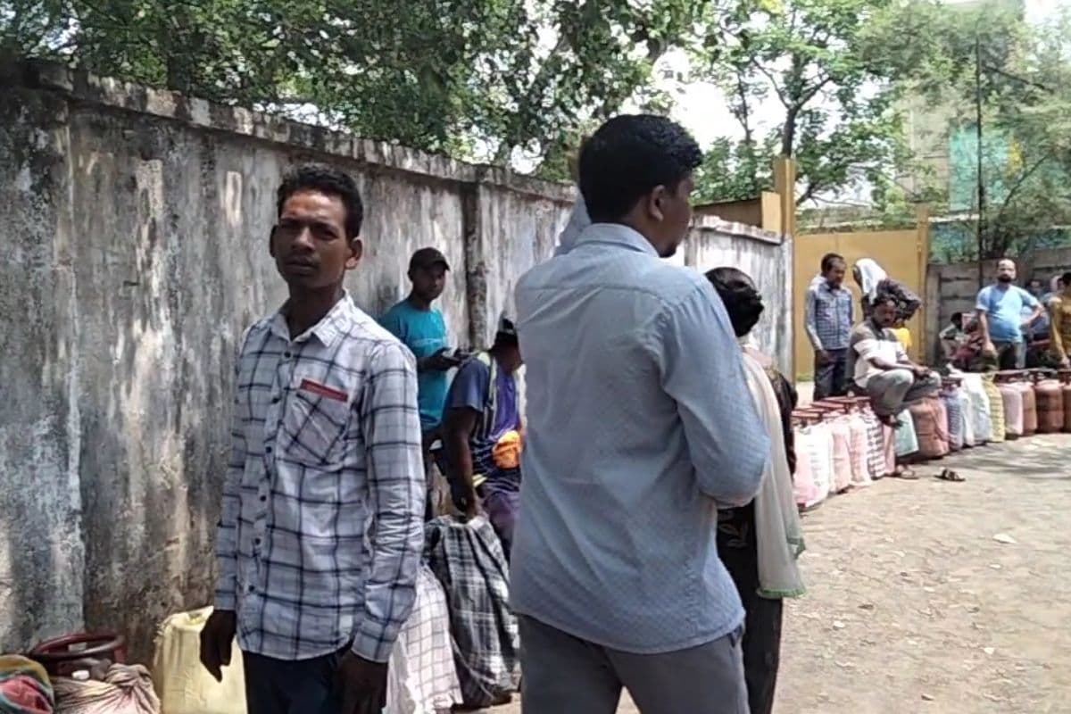 सरायकेला गैस गोदाम में घंटों लाइन में खड़े रहे लोग, मौके पर पहुंचे नगर पंचायत अध्यक्ष 