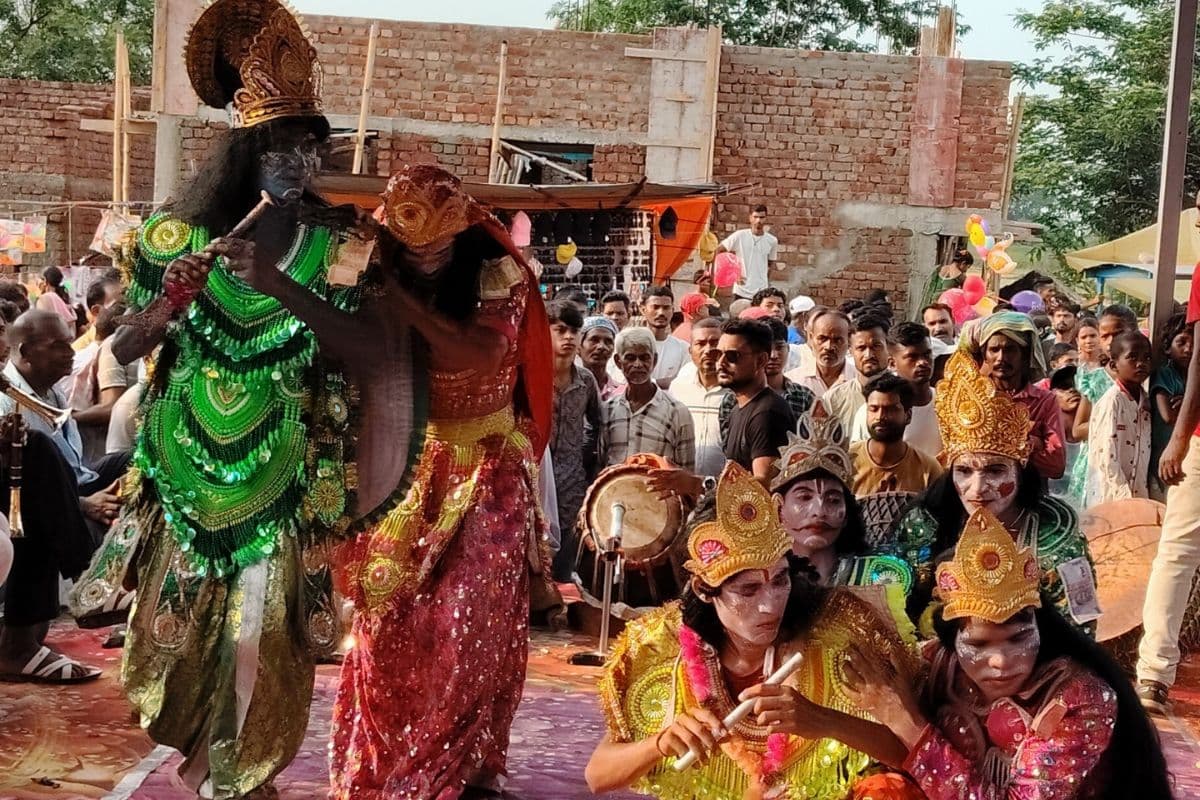 खरसावां में वार्षिक छऊ नृत्य का आयोजन, कलाकारों ने बिखेरी सतरंगी छटा