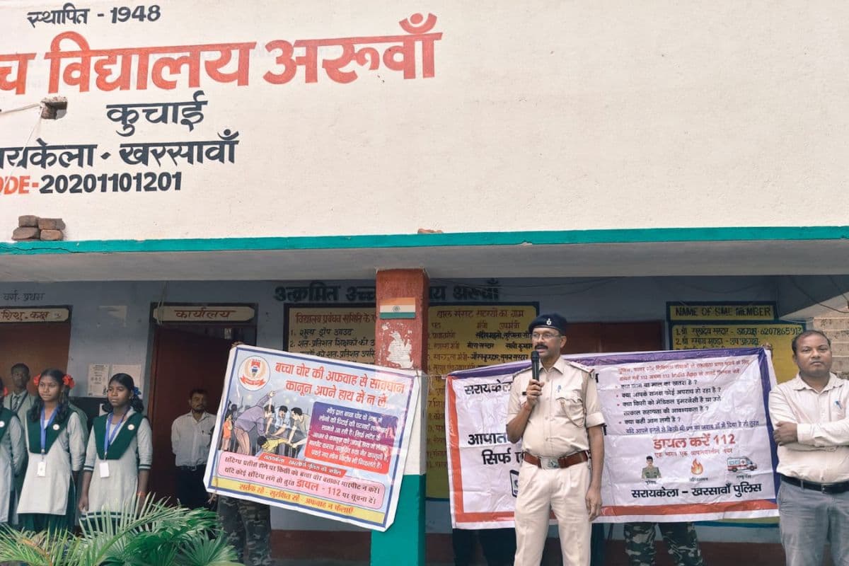 सरायकेला के कुचाई के पीएमश्री हाई स्कूल में पुलिस प्रशासन ने चलाया जागरूकता कार्यक्रम