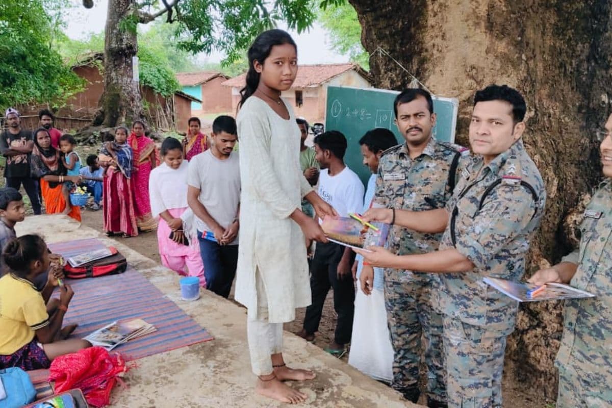 सरायकेला खरसावां के सिलपिंगदा गांव में पुलिस ने चलाया जनजागरूकता अभियान