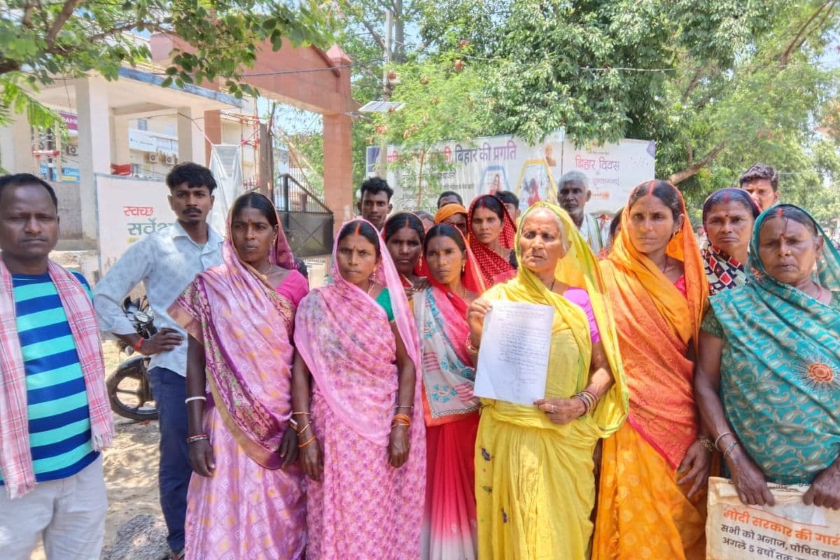 शेखपुरा जिला में पेयजल संकट से परेशान ग्रामीण पहुंचे कलेक्ट्रेट, आठ महीने से परेशान हैं ग्रामीण